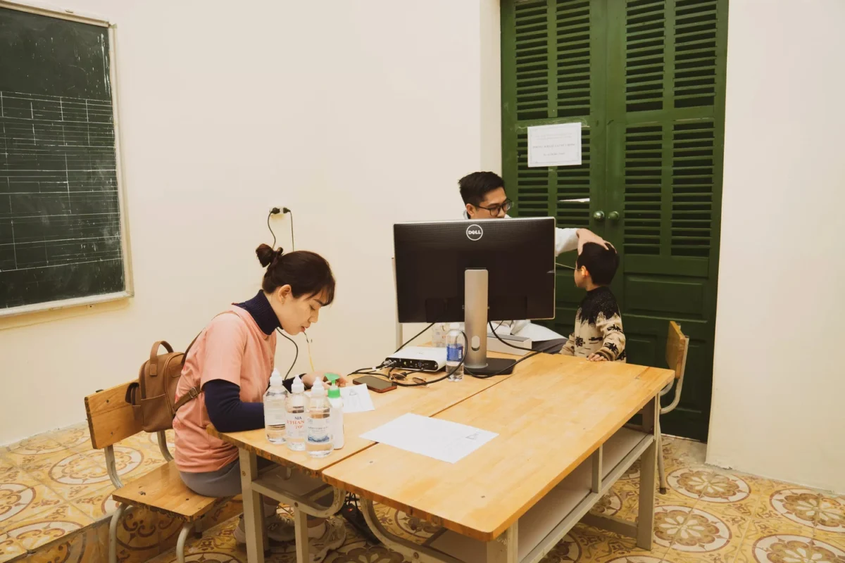 Ấm áp nghĩa cử sẻ chia sau cơn bão số 3