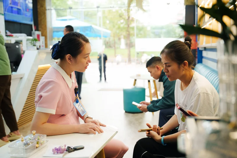 Công nhân đứng lâu, làm việc nặng có khó mang thai hơn không